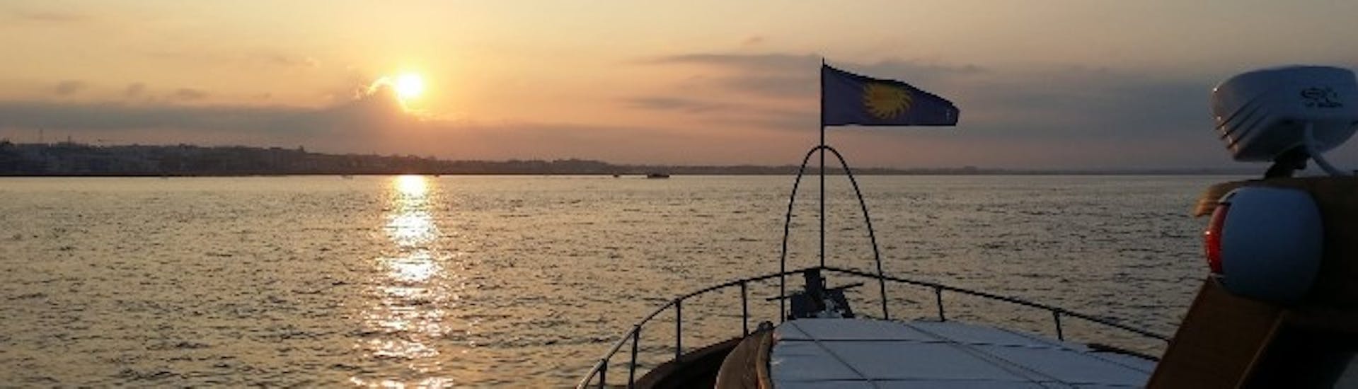 Giro privato in barca al tramonto lungo la costa di Cefalù con cena e snorkeling.