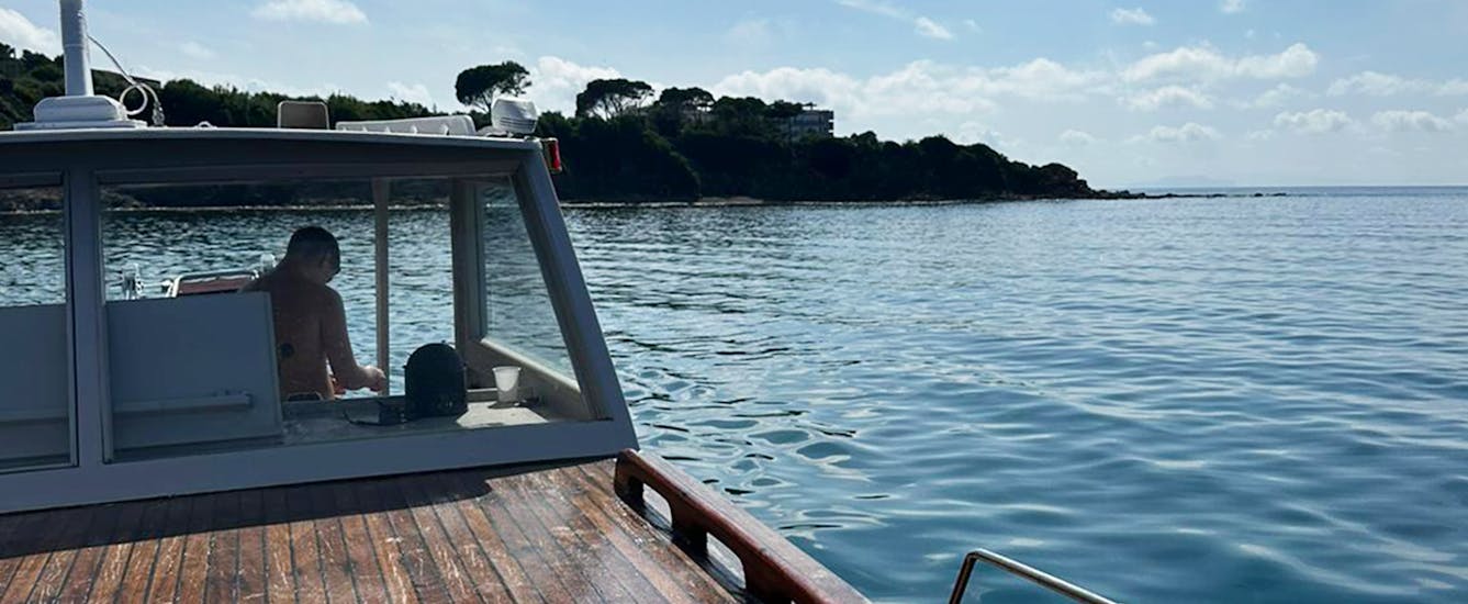 Giro in barca privata lungo la costa di Cefalù con aperitivo e snorkeling.