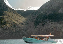 Un grupo de clientes disfrutando de un Paseo en barco al Parque Natural de Levante & Cabo Farrutx desde Alcúdia con My Sea Experience Alcúdia.