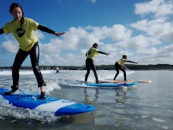 Enfants apprenant à surfer durant leur Cours de surf (dès 5 ans) dans le Pays de Brest avec Minou Surf School Pays de Brest.