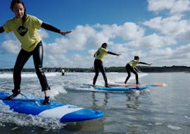 Children learning how to surf during their Surf lessons (from 5 y.) in Brest Country from Minou Surf School Pays de Brest.