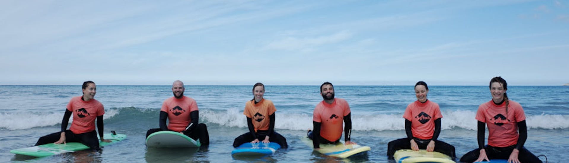 Personnes s'amusant sur leur planche de surf pendant leur Cours de surf (dès 5 ans) dans le Pays de Brest avec Minou Surf School Pays de Brest.