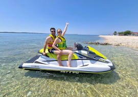 Here you can see a couple renting a jet ski from Alex Rentals Fažana.