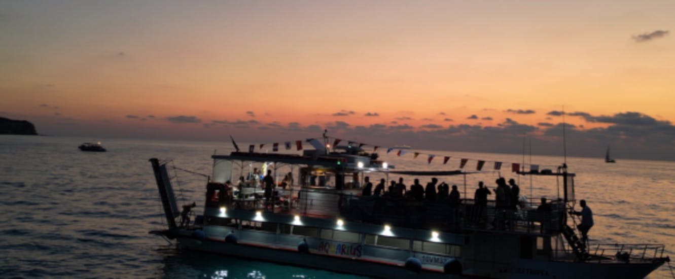 Giro in barca al tramonto da Tropea lungo la Costa degli Dei con aperitivo.