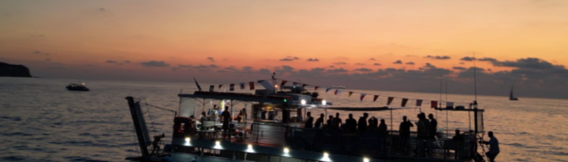 Giro in barca al tramonto da Tropea lungo la Costa degli Dei con aperitivo.