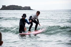 Garçon sur une planche de surf durant son Cours privés de surf (dès 5 ans) dans le Pays de Brest avec Minou Surf School Pays de Brest.