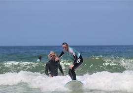 Iemand die surft tijdens de surflessen lessen in Vila Nova de Milfontes georganiseerd door SurfMilfontes.
