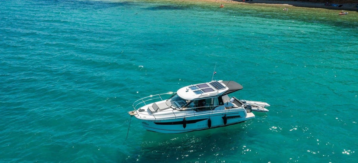 A boat in the turquoise waters around Umag from Boat Rental in Umag (up to 10 people) with Licence from Sea la Vie Charter Umag.