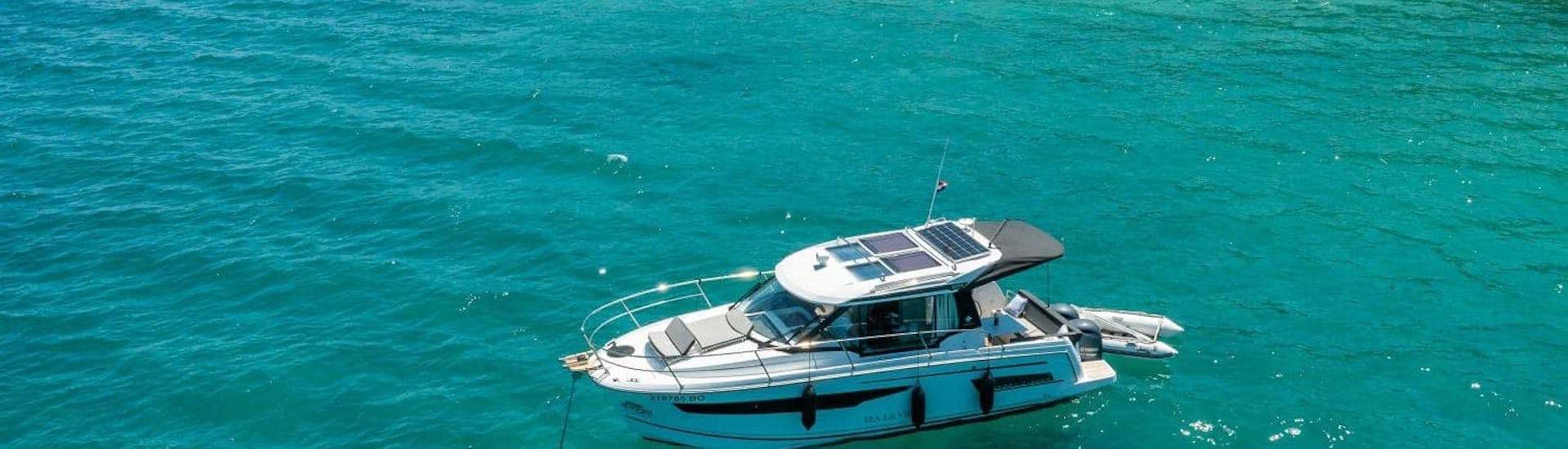 Ein Boot im türkisen Wasser von Sea la Vie Charter Umag beim Boatsverleih in Umag (bis zu 10 Personen) mit Bootsführerschein.