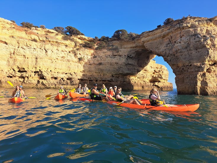 Tour Privado al Amanecer en Kayak a las Cuevas de Benagil y la Playa de Marinha desde Albandeira.