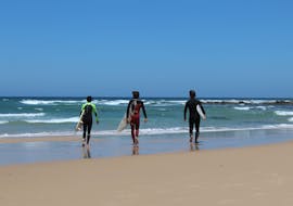 Mensen wandelen op het strand tijdens de privé surflessen in Vila Nova de Milfontes georganiseerd door SurfMilfontes.