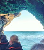 Boot die door een grot vaart tijdens de Boottocht naar geheime grotten in Costa Vicentina Natuurpark met Cape Cruiser Sagres.