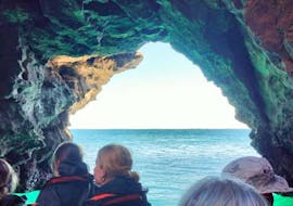 Boot die door een grot vaart tijdens de Boottocht naar geheime grotten in Costa Vicentina Natuurpark met Cape Cruiser Sagres.