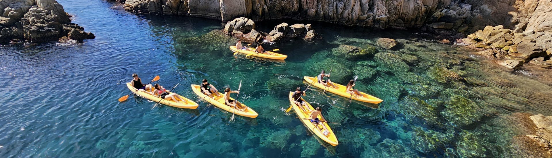 Excursión en Kayak de mar con varias personas por las preciosas  calas de Blanes con Crystak Kayaks Blanes