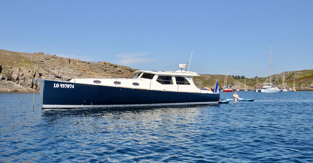Una foto del barco KeyLargo frente a la isla de Groix.