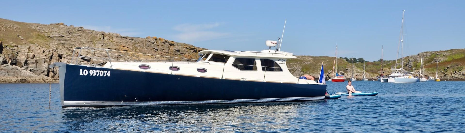 Een foto van de KeyLargo-boot voor het eiland Groix.