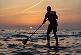 Excursión en SUP transparente al anaranjado amanecer con un chico en el paddle por las calas de Blanes con Crystal Kayaks & SUP Blanes.