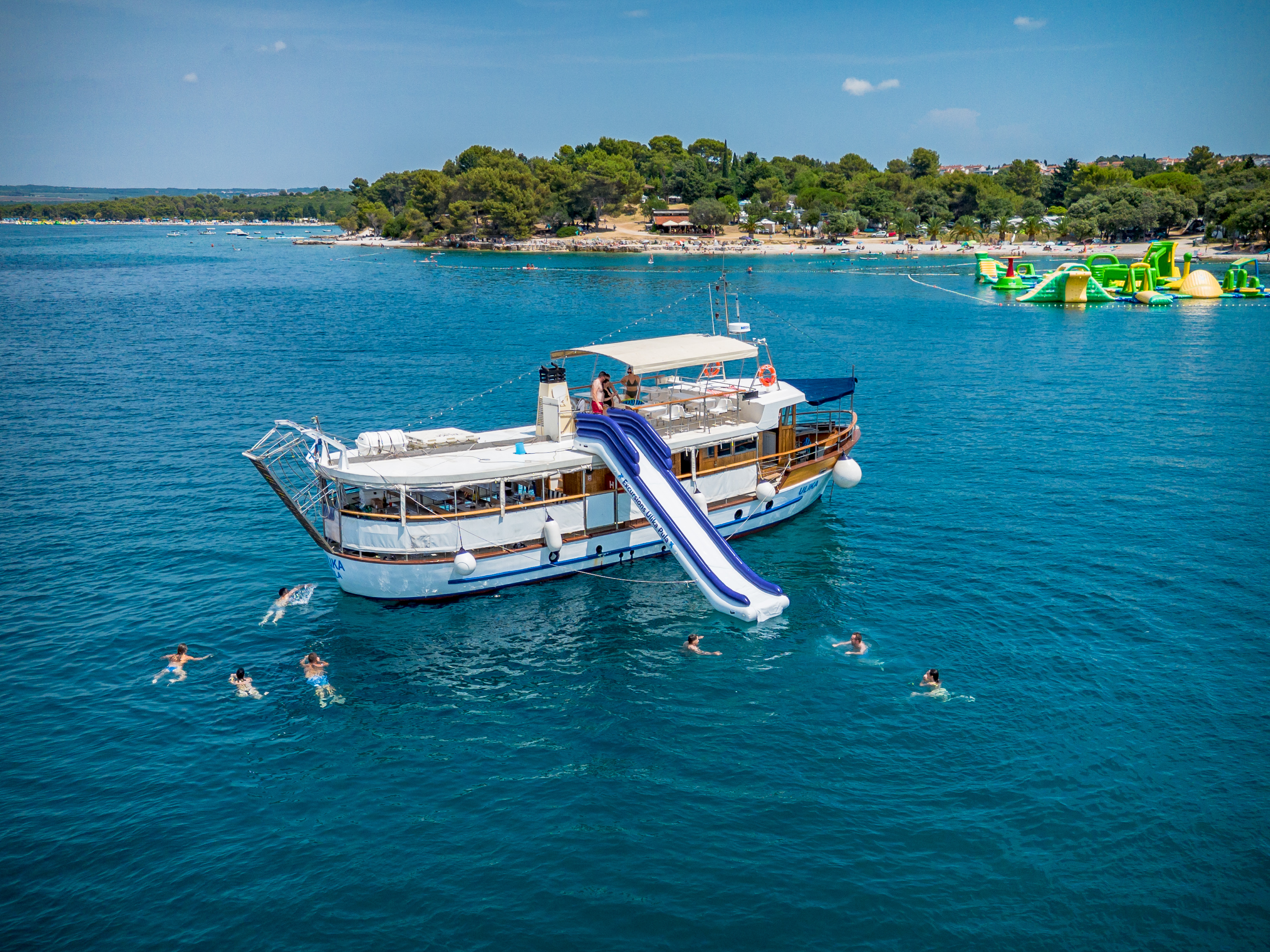 Paseo en barco de Pula city a St. Jerolim.