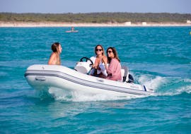 Chicas disfrutando del alquiler de barco sin licencia en Mallorca con Rapita Charter Mallorca.