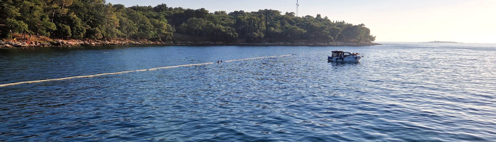 Hier ist die Aussicht, die man auf der Yacht während der privaten Luxus-Bootstour mit Anima Maris Daily Charters Istria hat.