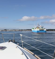 Una foto que muestra la proa del barco KeyLargo durante el tour privado en barco alrededor de la Rade de Lorient.
