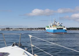 Een foto die de voorkant van de KeyLargo-boot laat zien tijdens de privéboottocht rond de Rade de Lorient.
