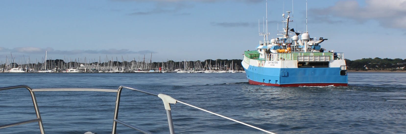 Una foto che mostra la prua della barca KeyLargo durante il tour privato in barca intorno alla Rade de Lorient.