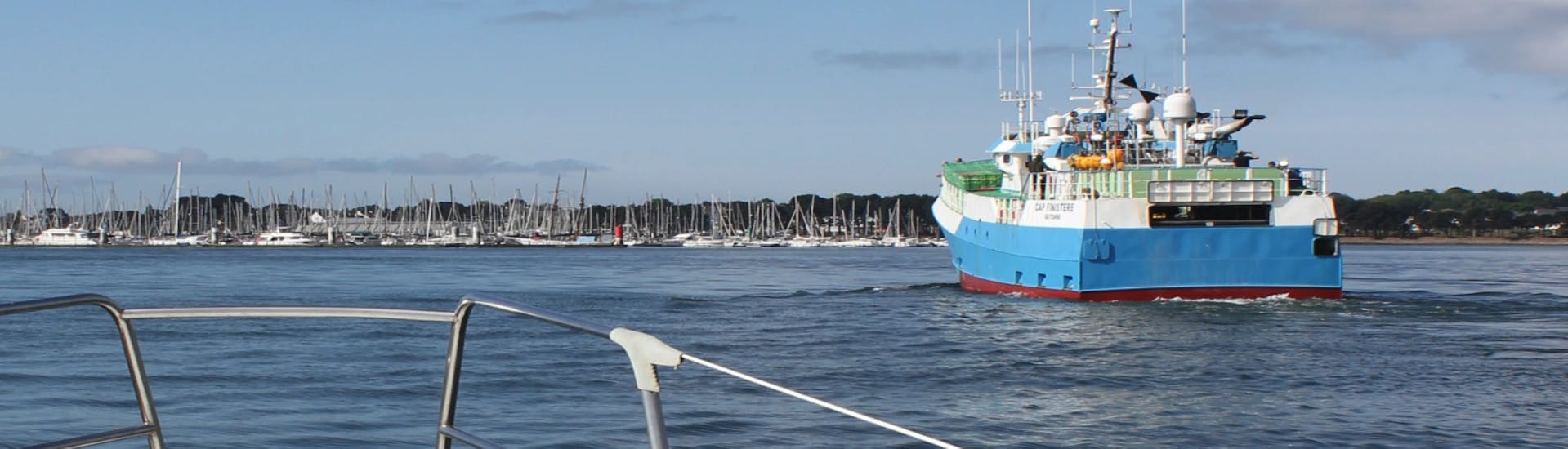 Een foto die de voorkant van de KeyLargo-boot laat zien tijdens de privéboottocht rond de Rade de Lorient.