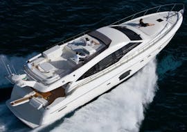 Gita privata in barca a Nissi Beach con Luxury Time Charters Cyprus.