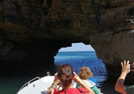 Boot die door een grot vaart tijdens de Boottocht naar grotten in Salema met Salema Tours.
