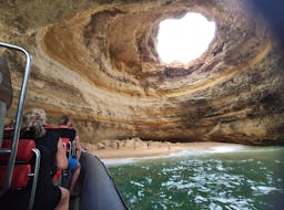 Mensen die de Benagil grot zien vanaf de boot tijdens Boottocht naar Benagil Grot met Dolfijnen Kijken met Salema Tours.