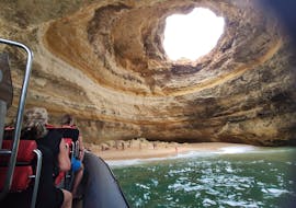 Mensen die de Benagil grot zien vanaf de boot tijdens Boottocht naar Benagil Grot met Dolfijnen Kijken met Salema Tours.