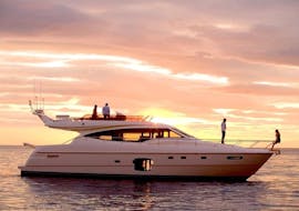 Private Sonnenuntergangs Bootstour zur Bucht von Konnos & Fig Tree ab Ayia Nappa mit Luxury Time Charters Cyprus.