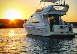 Paseo en barco privado a Ayia Napa con Luxury Time Charters Cyprus.