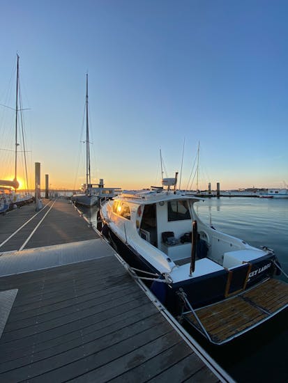Una foto della barca KeyLargo al porto durante il tramonto.