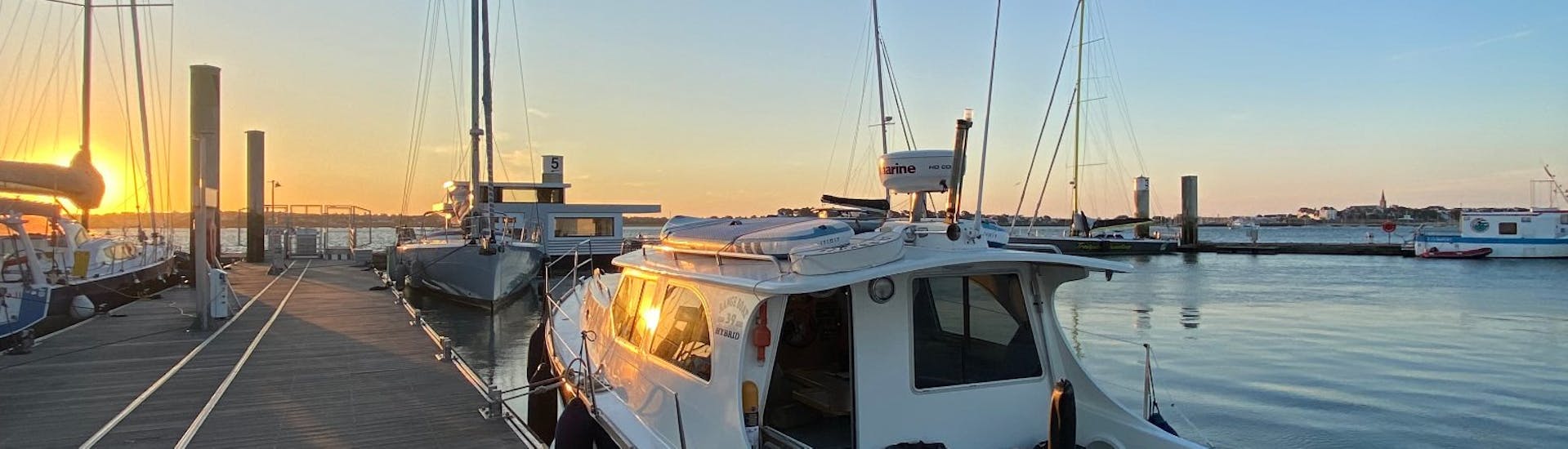 Un Bild des KeyLargo-Bootes im Hafen bei Sonnenuntergang.