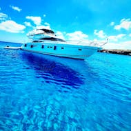 Privé boottocht naar Kalami Beach met Luxury Time Charters Cyprus.