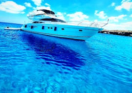 Paseo en barco privado a Kalami Beach con Luxury Time Charters Cyprus.