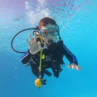 Underwater image of a kid discovering scuba diving in Albufeira during a pool dive with Indigo Divers Albufeira.