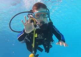 Underwater image of a kid discovering scuba diving in Albufeira during a pool dive with Indigo Divers Albufeira.