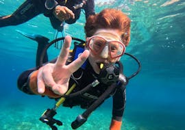 Persona en su SSI Trial Dive for Beginners con el signo de la paz en Lloret de Mar de Dolphins Diving Center Lloret de Mar.