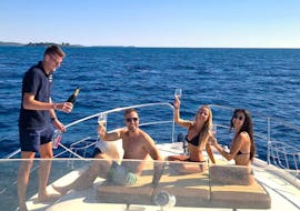 Hier sind einige Kunden, die ihren privaten Ganztagesausflug auf einer Luxusyacht mit Anima Maris Daily Charters Istria genießen.