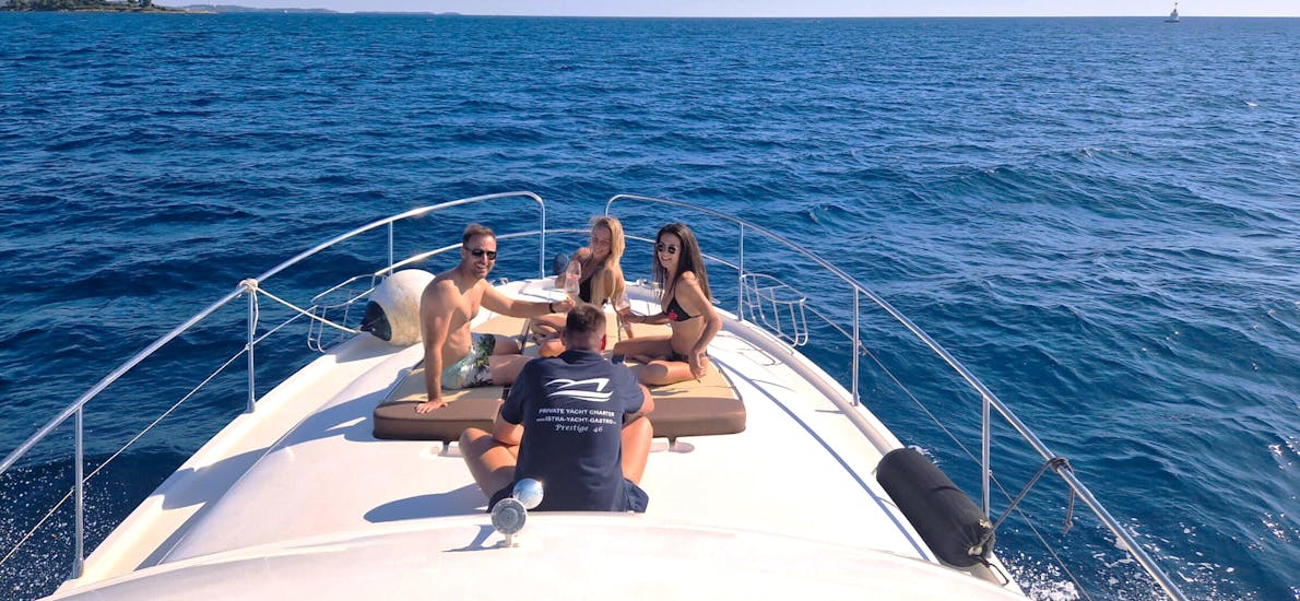Man kann Kunden sehen, die ihren privaten Ganztagesausflug mit Anima Maris Daily Charters Istria genießen.