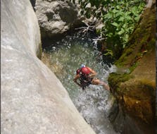 Persoon die abseilt tijdens Canyoning in de Nefeli Canyon voor Beginners met Active Nature Epirus.