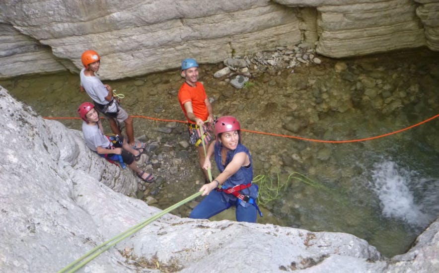 Persoon die lacht terwijl ze klimt tijdens Canyoning in de Nefeli Canyon voor Beginners door Active Nature Epirus.