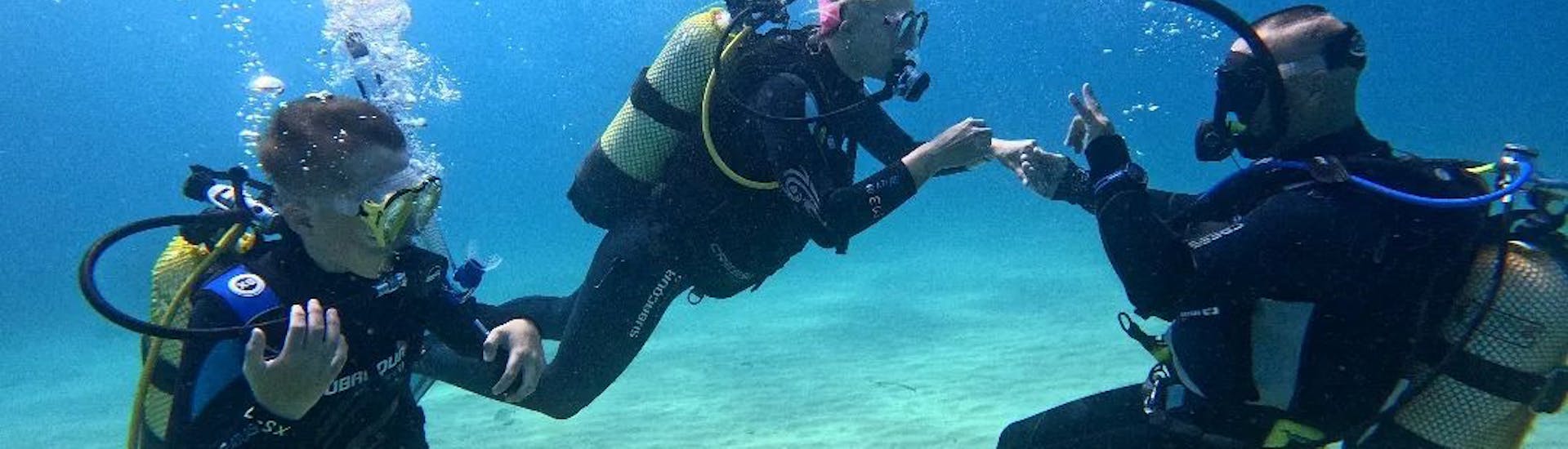 Persona enseñando técnica en un curso SSI Open Water Diver en Lloret de Mar de Dolphins Diving Center Lloret de Mar.