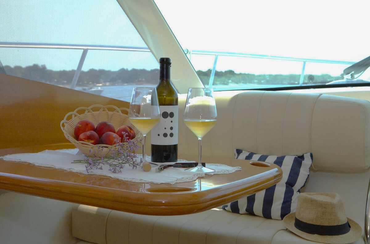 Hier ist ein Getränk, das man bei der privaten Luxus-Bootstour mit Anima Maris Daily Charters Istria wählen kann.