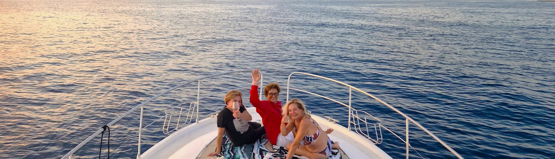 Hier ist eine weibliche Gruppe, die die private Luxus-Bootstour mit Anima Maris Daily Charters Istria genießt.