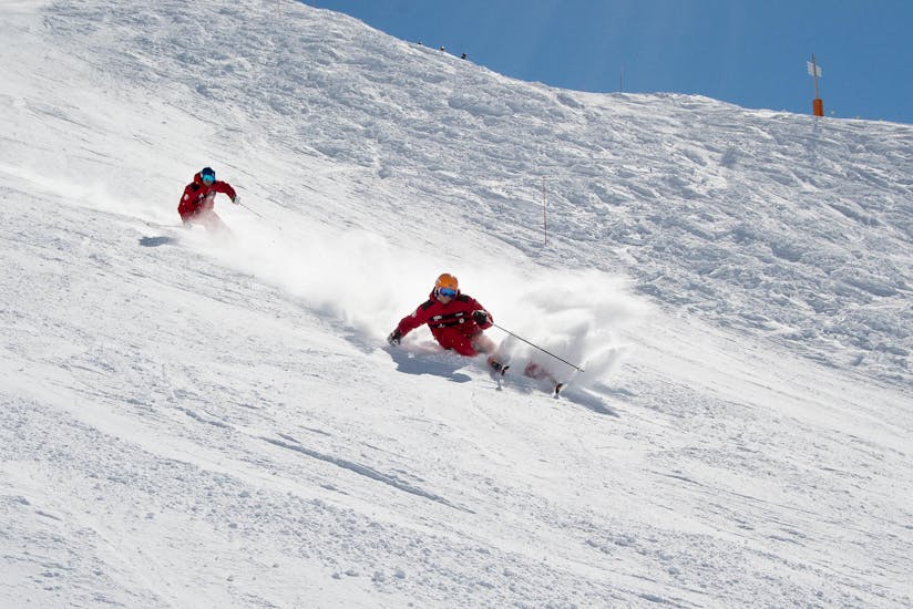 Clases particulares de esquí para adultos para todos los niveles.