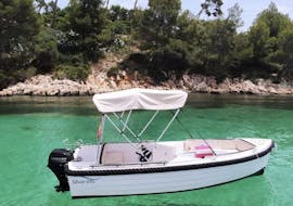 El barco a motor Silver durante un Alquiler de barco sin licencia en Pollença (hasta 6 personas) con Nautical Experience Pollença.